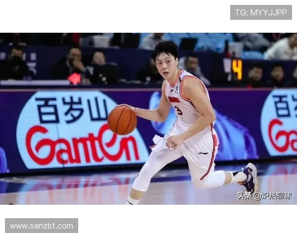 山东男篮迎战广东宏远全力争胜展现球队实力与斗志